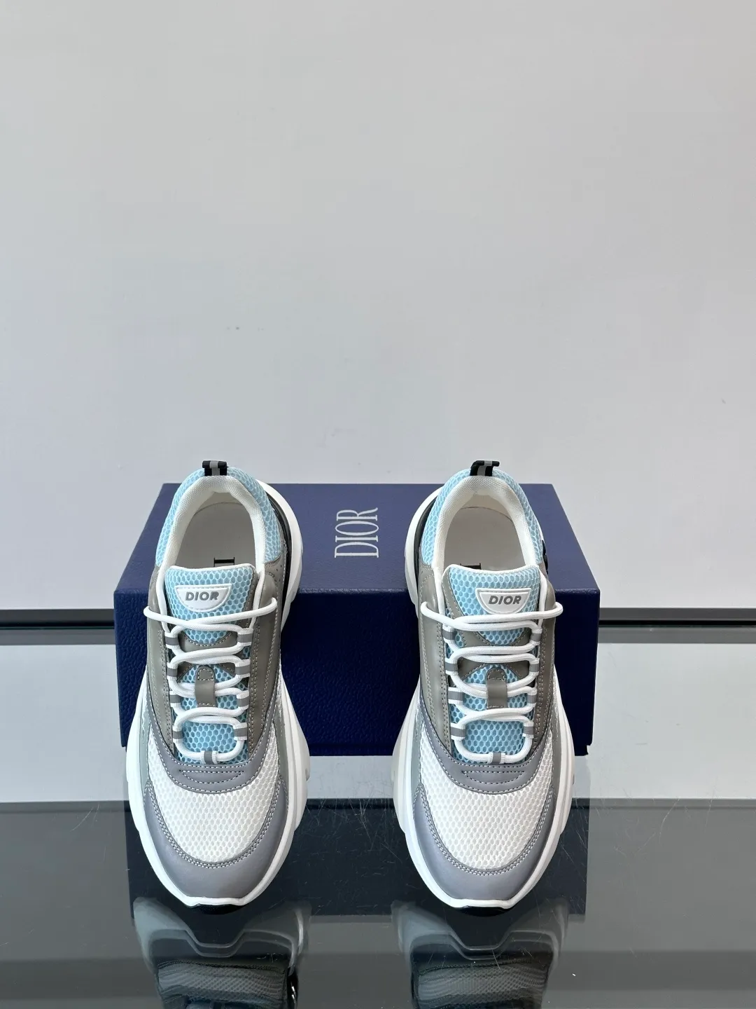 Men's shoes 💰p520 "Dior" B22 retro jogging shoes, inspired by classic jogging shoes, low-top thick sole design, cow leather + mesh fabric splicing, perfect texture and breathable. The black and white engraved rubber sole has great grip and comfort, and is OK for daily wear or sports! There is an embossed "CD" logo on the side of the shoe, which is low-key and recognizable. Rich colors, black and white, gray and blue, etc., versatile and fashionable, loved by European and American hip-hop circles and bloggers, a must-have for trendy wear size: 39-44 (customized at 45.46)